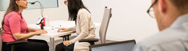 Two doctors are evaluating a patient in a lab
