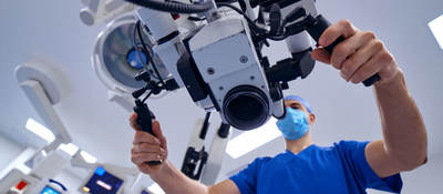 Surgeon with intraoperative microscope