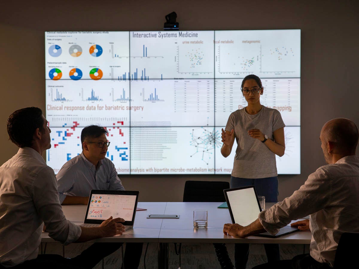 Meeting in front of a large information device about universal detection of genes in a specific biological sample.