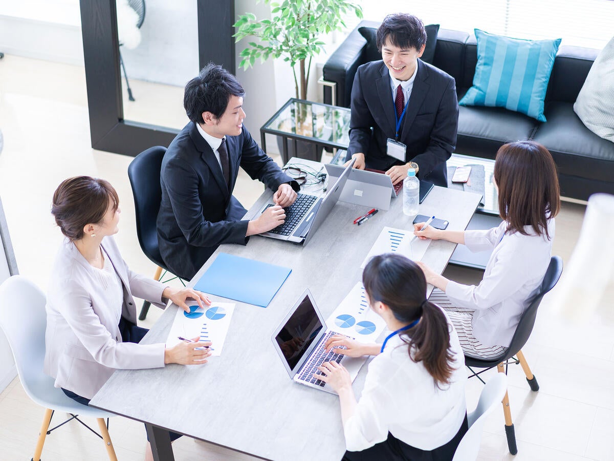 Group of colleagues having a meeting in a contemporary office setting