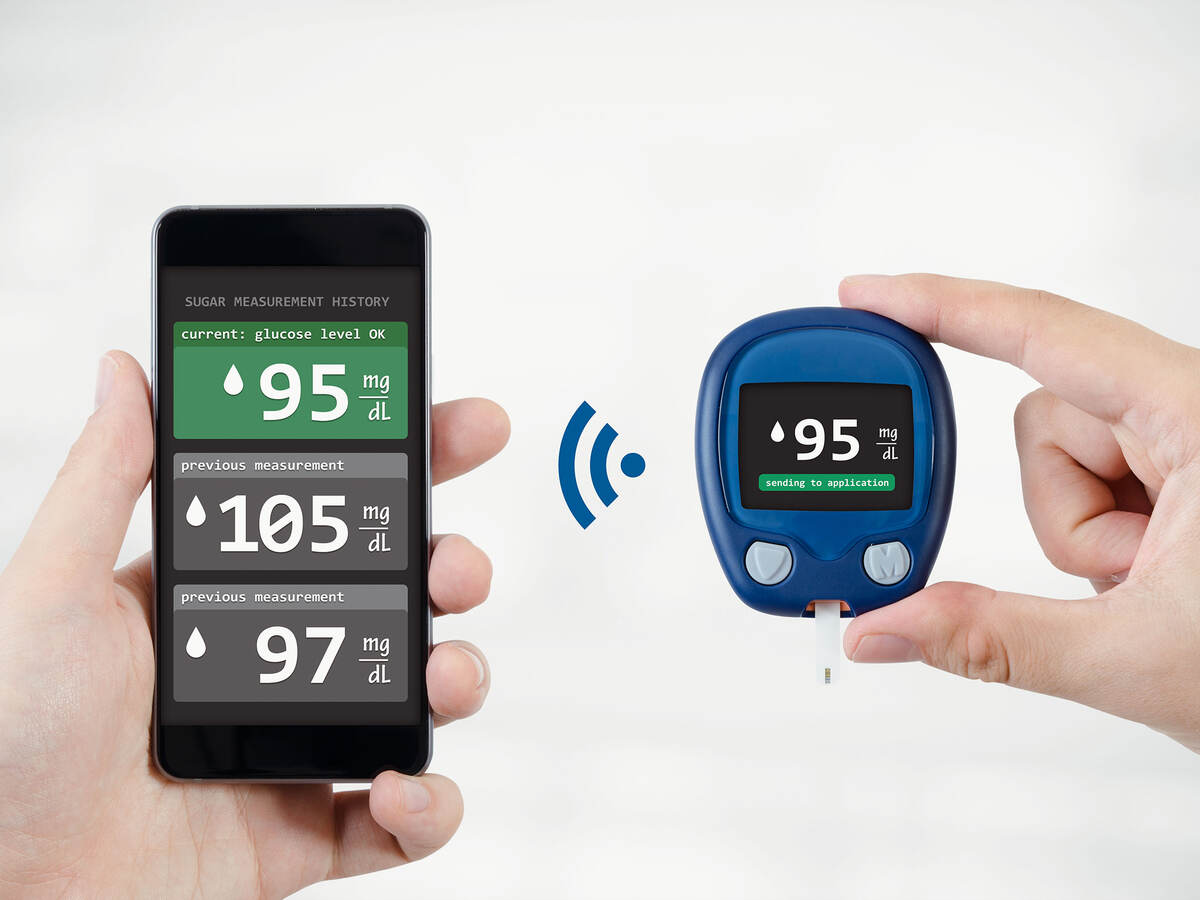 Glucose testing device connecting wireless to a mobile device