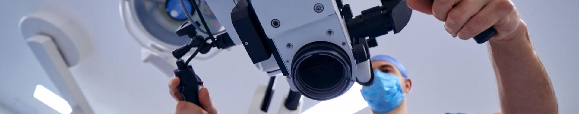 Surgeon with intraoperative microscope