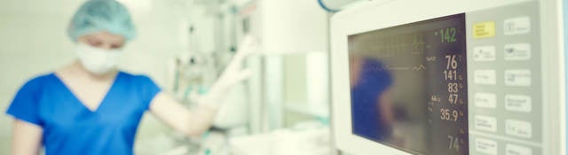 集中治療室で新生児を診察する医師