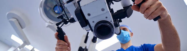 Surgeon with intraoperative microscope