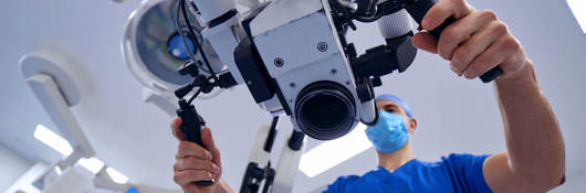 Surgeon with intraoperative microscope